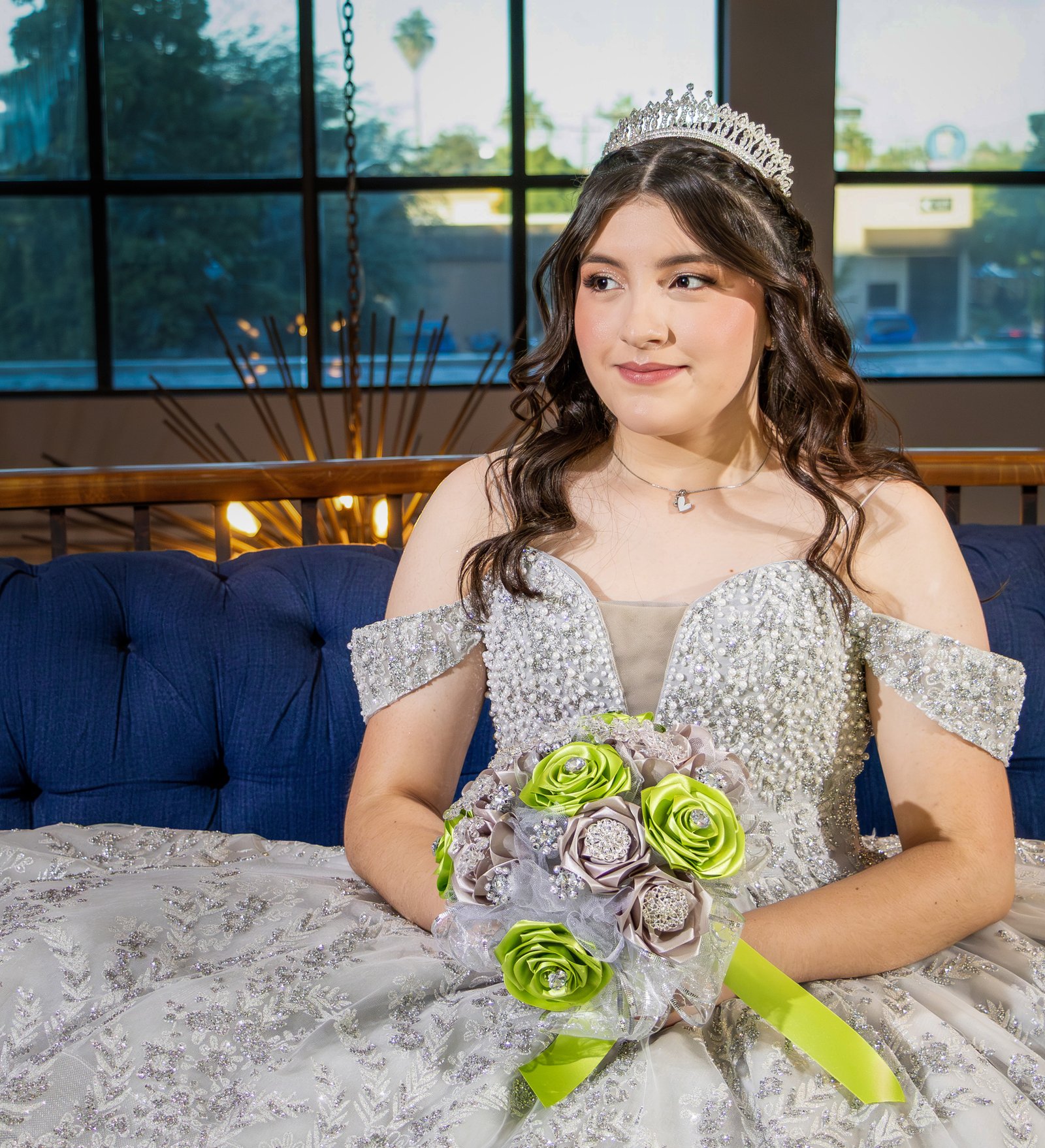 Mamá acompañando a su hija quinceañera en su gran día en Mexicali — fotografía de XV años con contrato